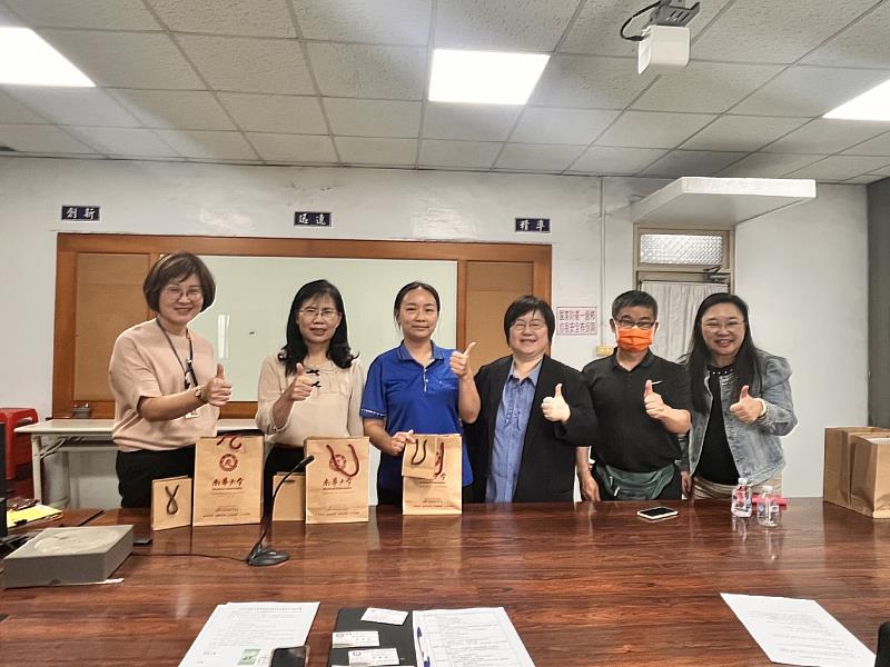 南華大學與豐田產業園區合美電機洽談產學合作並合影。左起豐田產業園區服務中心林訓合組長、葉惠如代理主任、合美電機姜采彤經理、南華大學產職處褚麗絹處長、體育處黃孟立副處長、產職處簡婉惠組長。
