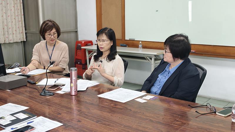 南華大學與豐田產業園區合美電機洽談產學合作,豐田工業區代理主任葉惠如(中)介紹說明園區產業。