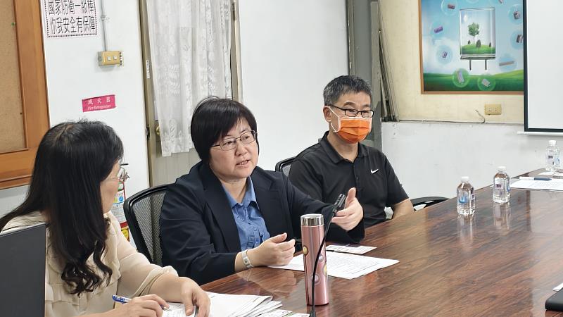 南華大學與豐田產業園區合美電機洽談產學合作,產職處褚麗絹處長(中)說明雙方產學合作之相關議題。