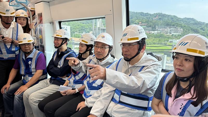 侯市長乘坐三鶯線列車掌握測試進度