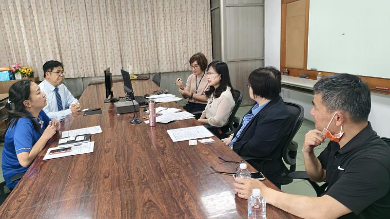 南華大學與豐田產業園區合美電機洽談產學合作，合美電機股份有限公司姜采彤經理介紹公司。