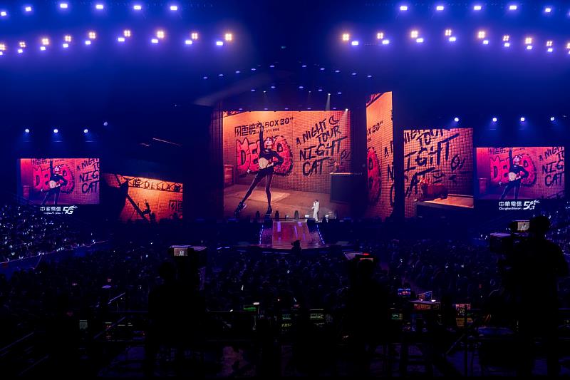 第20屆 KKBOX 風雲榜演唱會上周六於高雄巨蛋熱鬧舉行，中華電信攜手KKBOX獨家首次打造「5G AI平行時空共演」舞台。(照片提供KKBOX)