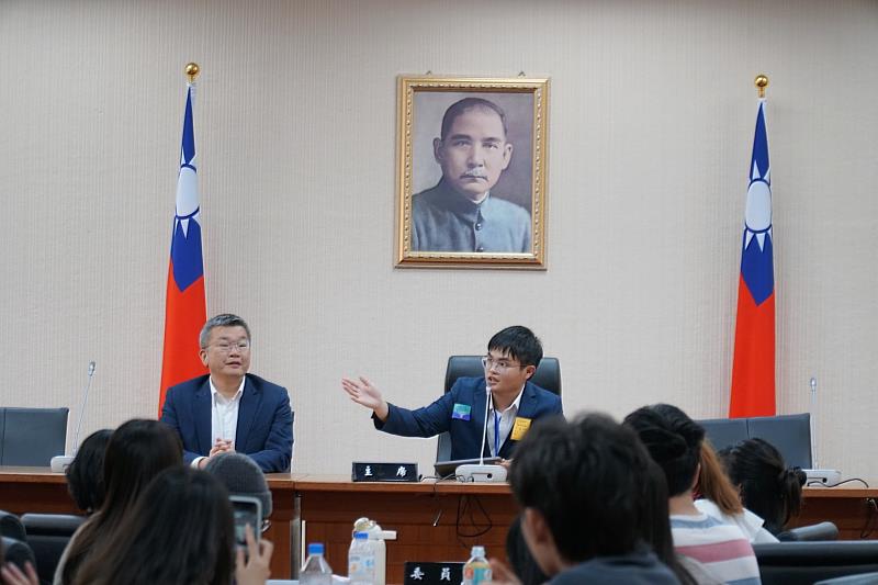 前立法院副院長蔡其昌邀請學生議長林敬庭登上議場「院長主位」,象徵青年未來有機會引領國家方向。
