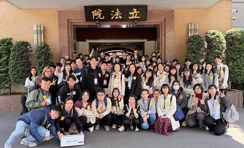 東海大學舉辦「憲政之旅」帶領80餘名師生參訪總統府與立法院,深化學生對民主制度的理解,強化公共參與意識。