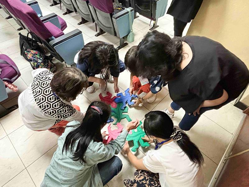 教職人員認真投入工作坊課程教,感受學生邊玩邊學樂趣