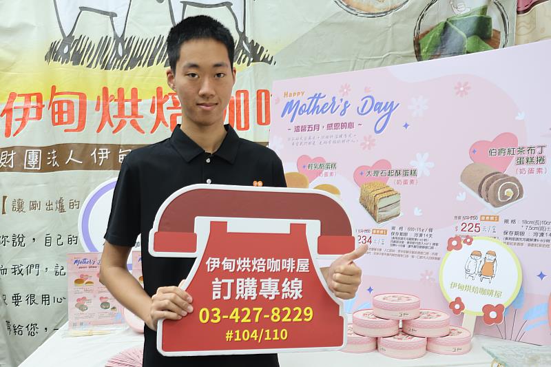 庇護員工小謙認真學習，一年多就跟上進度，最感謝媽媽一路支持陪伴。