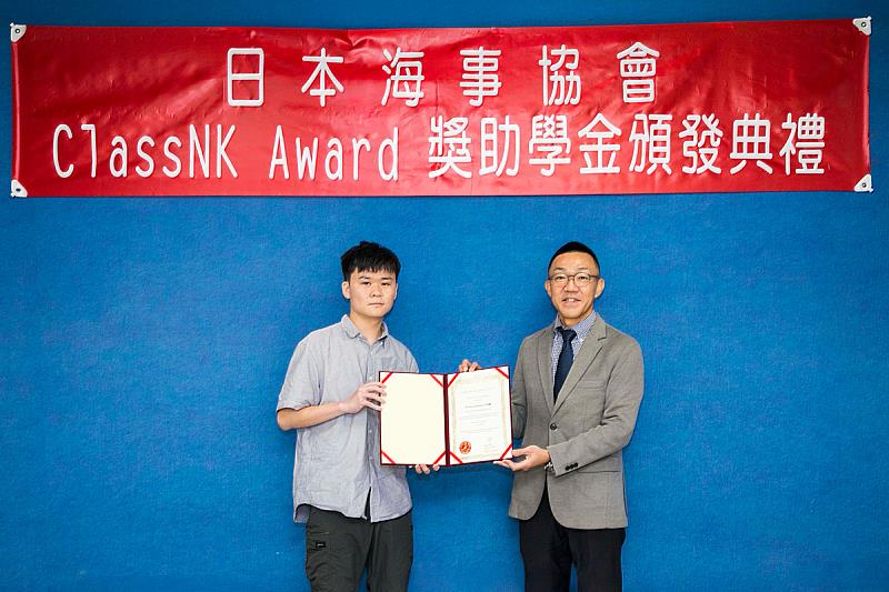 鷹見賢司總經理親自頒獎予系統工程暨造船學系大四的吳珽驊同學