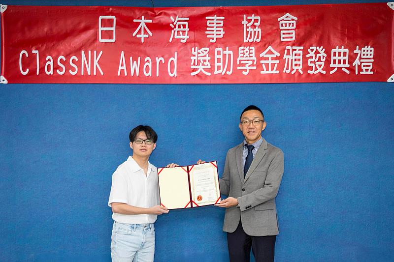 鷹見賢司總經理親自頒獎予系統工程暨造船學系大四的范揚楷同學