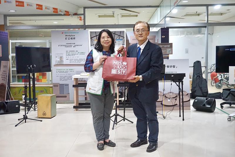推廣身心健康已成為打造安全校園的重要環節,張老師基金會執行長涂喜敏(圖左)親自出席性平週首日活動,高科大學務長許鎧麟(圖右)致贈高科大開發之品牌商品。