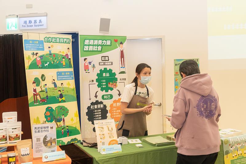 台灣主婦聯盟生活消費合作社向參與民眾介紹服務內容