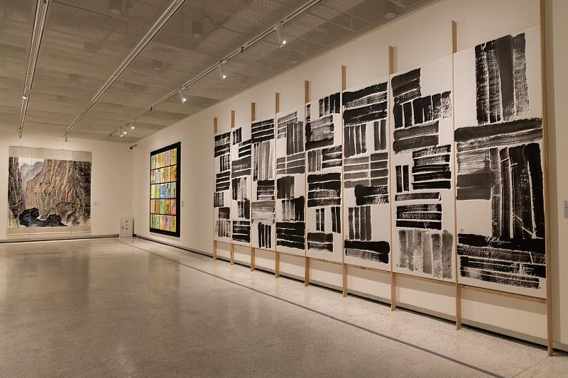 「穿越世代—李再鈐個展」以「低限無限」、「元」與「往昔情懷」三大主題規劃，即日起至6月8日於國立歷史博物館1樓展出。