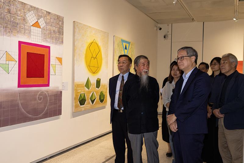 藝術家李再鈐（左2）帶領文化部長李遠（中）參觀「穿越世代－李再鈐個展」展間，介紹其2024年創作的〈三元素〉系列。