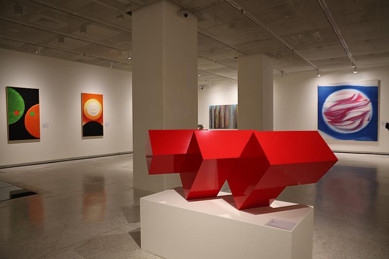 「穿越世代－李再鈐個展」匯集李再鈐的雕塑、水墨、書法、立體裝置等多元作品，既有曾展出的名作，亦有首次公開的新作。