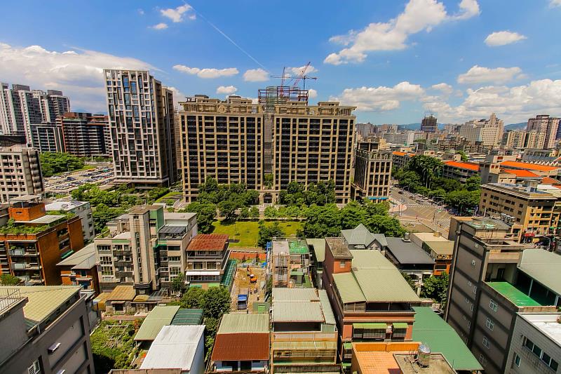 永慶房產集團指出，2024年新北市新店區中古大樓的平均單價較預售屋低逾27萬元，位居新北市榜單第一。(房市示意圖)