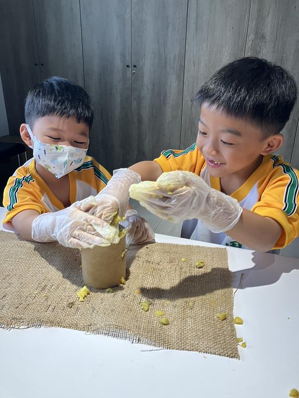 揉好的地瓜泥和蔬果塊一起填充進回收紙捲裡