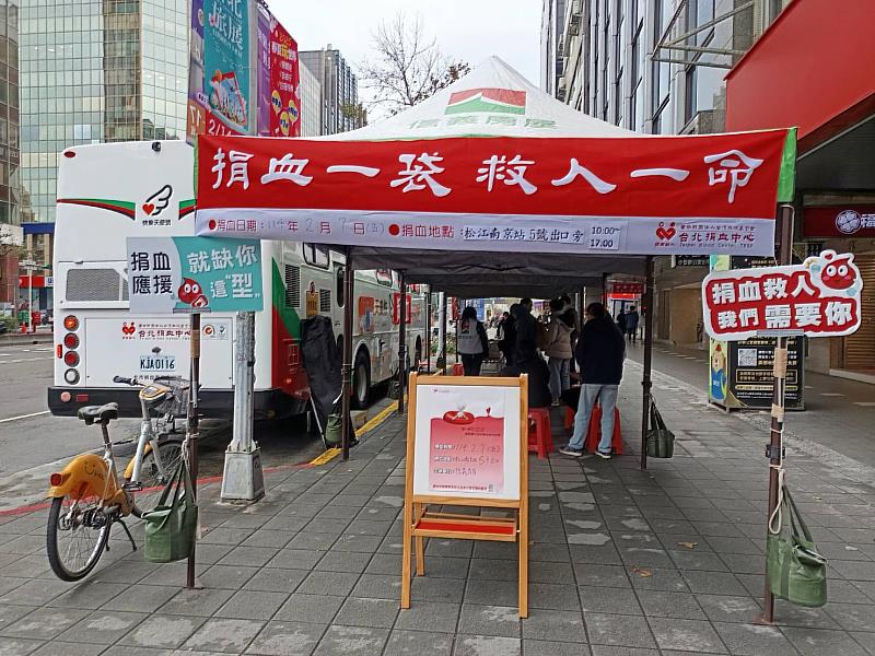信義房屋113年舉辦了19場捐血活動、號召1031人次挽袖捐血。