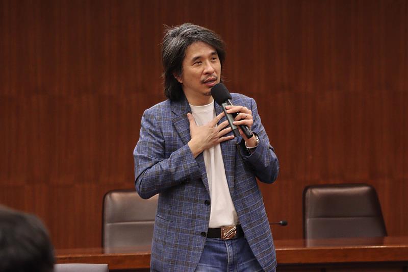 葉丙成政務次長提醒青年學子,具備「好奇肯學、誠信正直、察言觀色、做事牢靠」等4項特質,將能在職涯中脫穎而出。(圖/淡江大學提供)