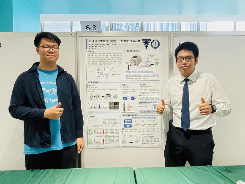 來自台北建國中學的羅文劭(右)及張展睿分別獲得學術令譽的金牌及銀牌獎