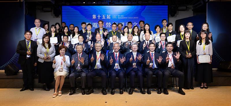 聯華電子陳進雙副總經理（前排中）、管科會陳振遠理事長（前排左三）、前教育部吳思華部長（前排右三）及現場貴賓與得獎者合影留念