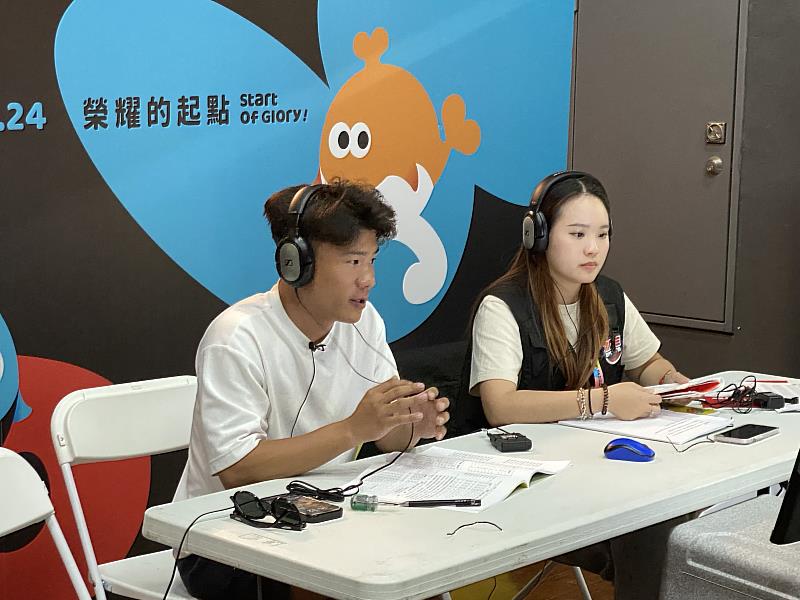 轉播期間賽評與主播講解賽事。