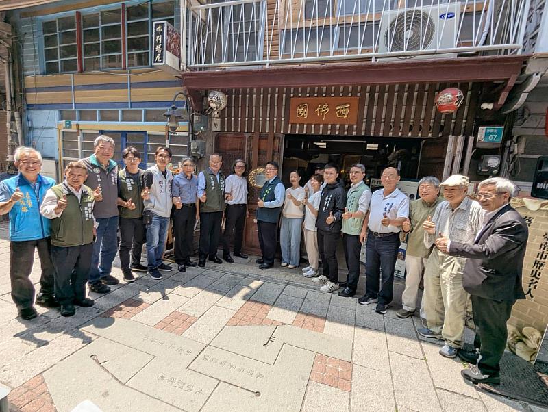 府城粧佛工藝名家「西佛國」舉行名人故居掛牌儀式，西佛國蔡家族人、民意代表、傳統藝師及地方仕紳齊聚一堂，共同見證這歷史性的一刻