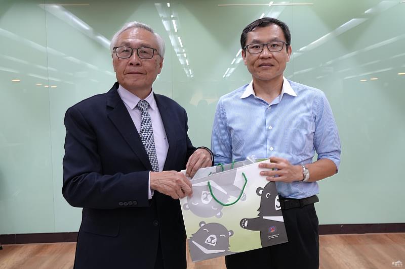 張良民（左）致贈紀念品予蔡中民教授（右）