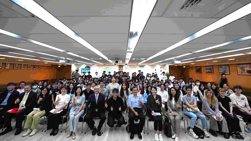 張良民（左6）與來訪師生合影