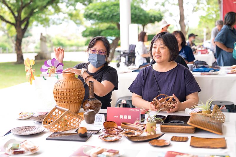 來自「藏知工坊」並師承國寶藝師李榮烈的簡嘉儀藝師(右)，專精於竹編工藝與籃胎漆器技藝