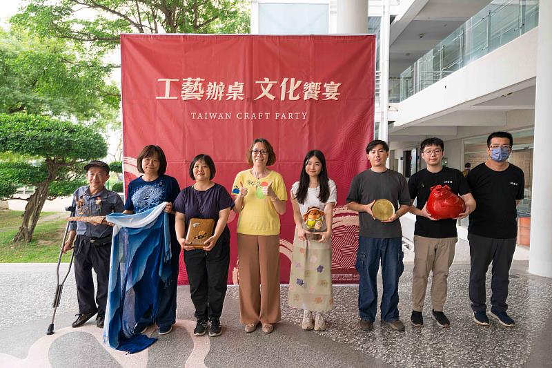 左起李永謨、劉俊卿、簡嘉儀、工藝中心美學推廣組組長郭敏慧、葉千華、胡少宗、梁家銘與梁晊瑋父子檔等工藝師共同在活動會後合影留念，誠摯邀請每位朋友與家人一同走進工藝中心，感受每位工藝師的獨特魅力與工藝創新精神，一起將工藝融入日常，享受漫活的生活藝術。