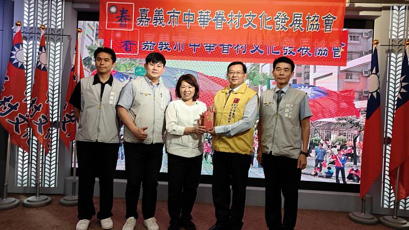 嘉義市長黃敏惠(圖中)致贈獎勵金給蒲維晨理事長(右二)，由嘉義市文化局長、社會處長、西區區長共同見證(中華眷村總會提供)