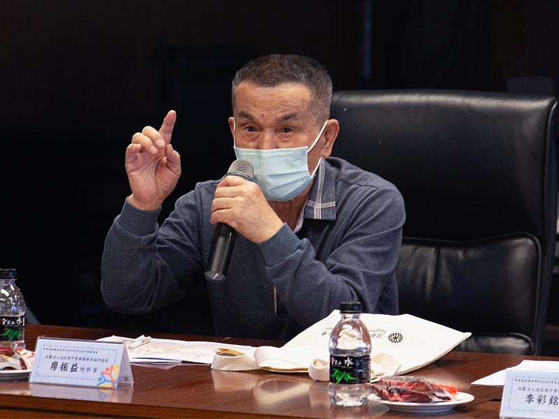 龍眼林福利協會總幹事廖振益分享「食公益」捐助計畫為中寮鄉帶來的改變。(圖：頂新和德文教基金會提供）
