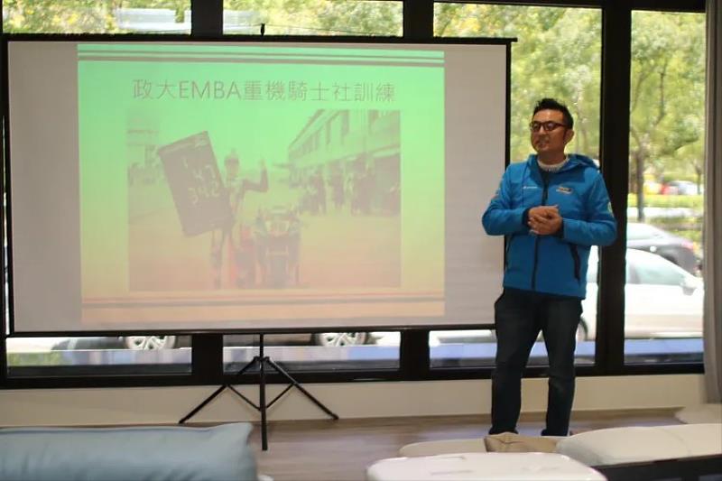安駕達人陳琮閔（加菲貓）於現場講解重型機車安全操駕模式，並分享與工研院合作開發的傾角感知技術，協助提升騎士安全素養。（主辦單位提供）