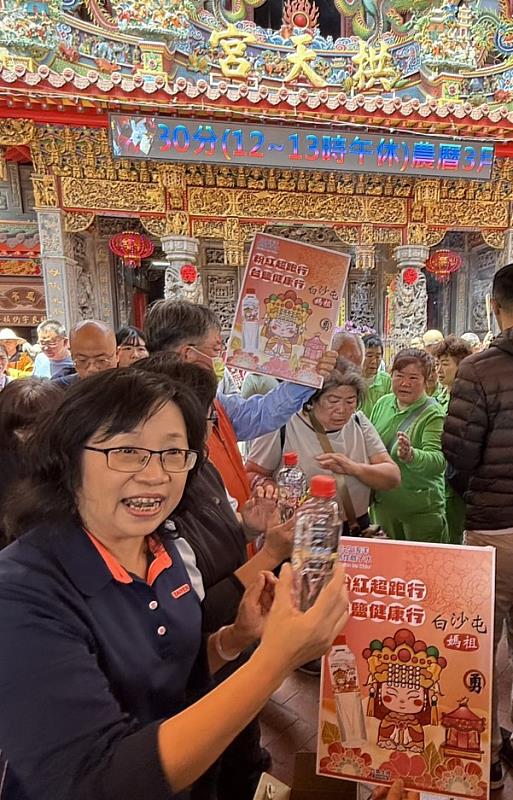臺鹽公司連續十年捐贈拱天宮活動用水 ,今年首次發行限量版粉紅超跑台塩海洋鹼性離子水,成為信眾的心頭好。