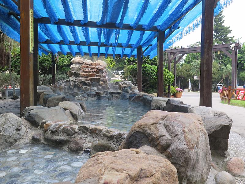 臺鹽通霄觀光園區免費入園並提供海洋溫泉泡腳溪,信眾可在此歇腿紓壓,緩解長途跋涉疲累。