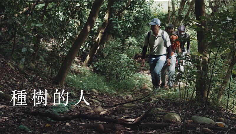 圖四:世界地球日當天,富邦金控首度公開「臺灣山林復育協會執行長蔡智豪-種樹的人」品牌故事影片,呈現Run For Green™計畫對於生態復育的正向影響力。