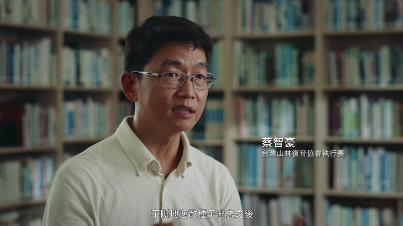 圖五：世界地球日當天，富邦金控首度公開「臺灣山林復育協會執行長蔡智豪-種樹的人」品牌故事影片，呈現Run For Green™計畫對於生態復育的正向影響力。