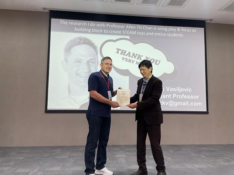 雲科大黃世輝副校長頒發感謝狀給開幕專題講座實踐大學Nick_Vasiljevic_教授