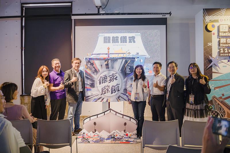 桃園市青年事務局侯佳齡局長(右4)特別出席開幕典禮。