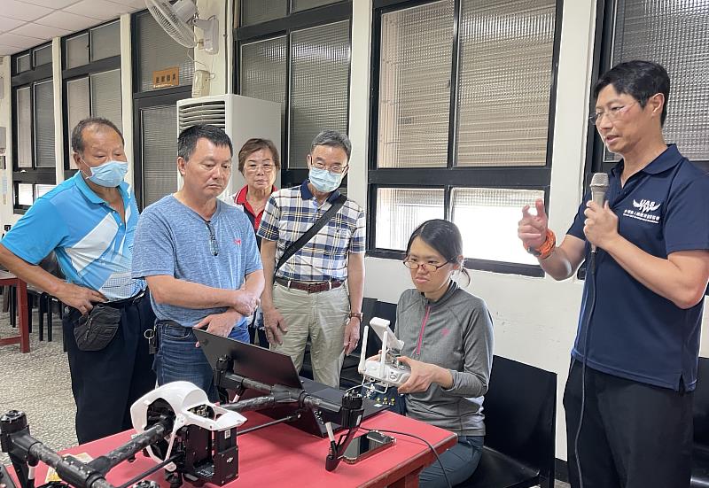 佛光大學社區開辦無人機體驗課程。