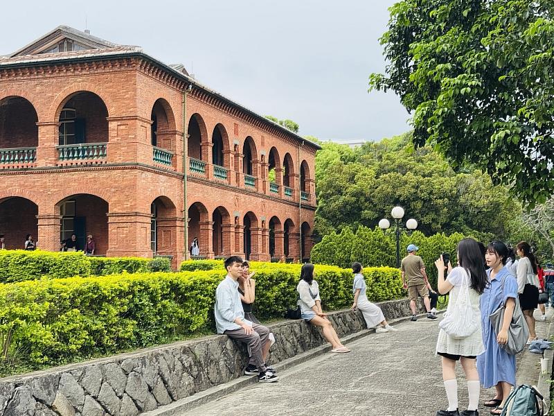 「前清英國領事官邸」是熱門拍照景點，常常擠滿了各國遊客，甚至需要排隊。