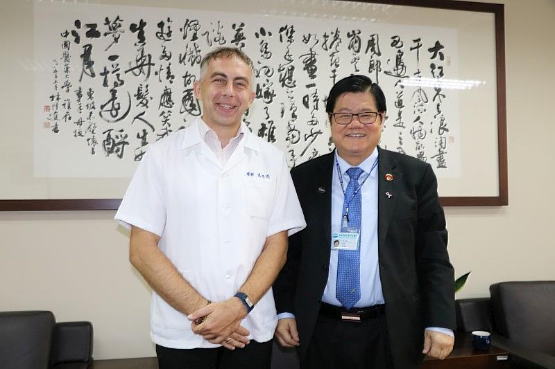 洪明奇校長恭賀「新台灣人」德國籍馬培德助理教授出版專書，提升台灣中醫教育國際上之能見度！