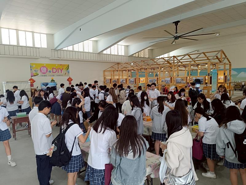 長榮中學於七股鹽山進行鹽罐DIY活動
