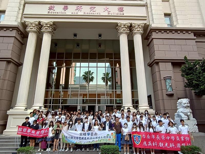 崑山科大與長榮中學於教學大樓前合影