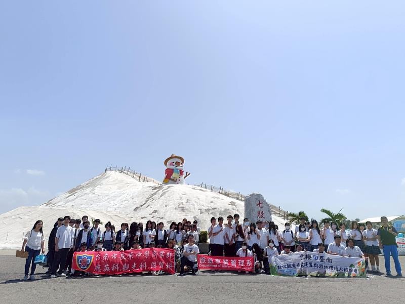 長榮中學至七股鹽山場域進行環進教育研習，全體合影