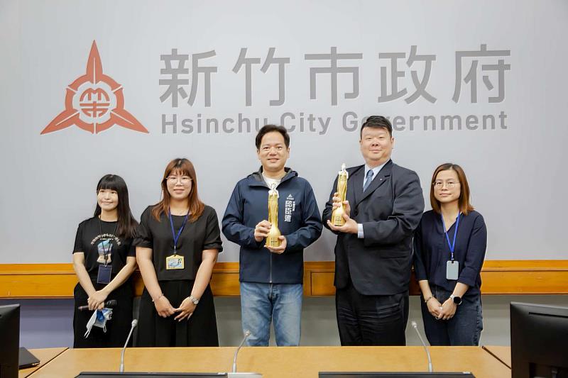 竹市「2024年新竹市草地故事節」獲美國繆思大獎雙金肯定, 文化局長王翔郁獻獎予代理市長邱臣遠。