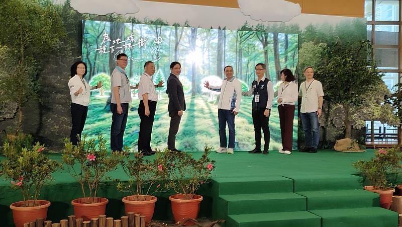 新北市政府今日舉行「為地球種下一棵樹-百萬人種百萬記者會」，邀集北台8縣市首長與代表共同出席。