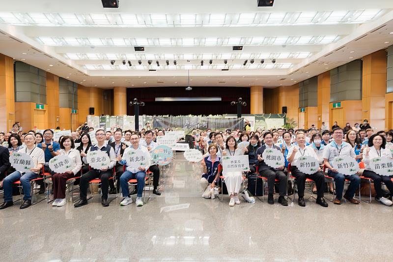 新北市政府今日舉行「為地球種下一棵樹-百萬人種百萬記者會」,邀集北台8縣市首長與代表共同出席。