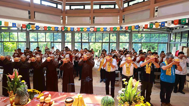 圖說5 活動現場舉行供燈儀式,祈願地球平安、人心和諧。(圖片提供/靈鷲山佛教教團)