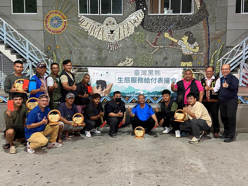 桃源、永康二部落受獎人員領獎後的共同合影