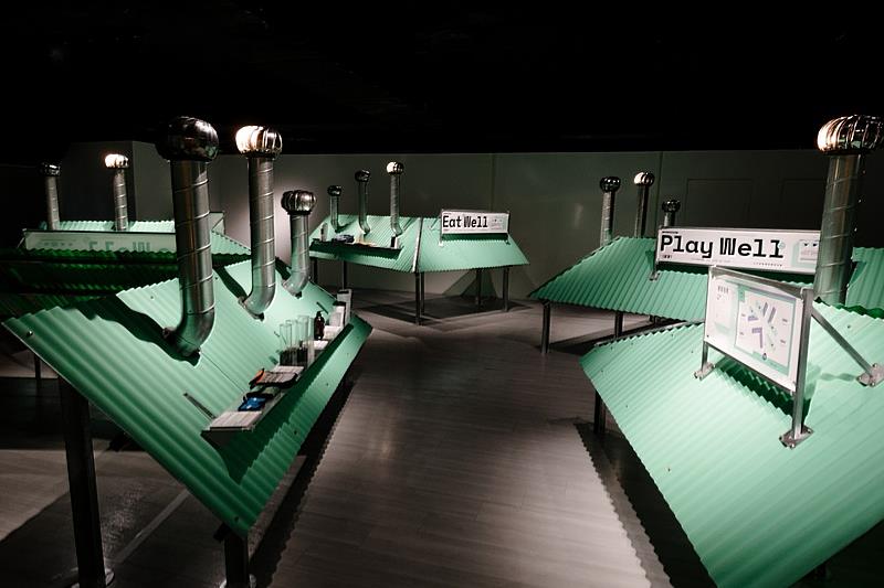 府中15「2025 新北市循環設計展:異百貨 STRANGE MALL」五樓「逛生活」主題,以好好玩、好好穿、好好吃、好好用四大生活領域為切角,探索新北市與當代社會的循環設計實踐。